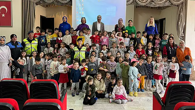 Konya'da anaokulu öğrencilerine meslek tanıtımı ve trafik kuralları eğitimi verildi
