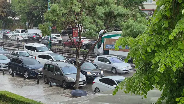 Konya'da ani bastıran yağmur trafiği kitledi