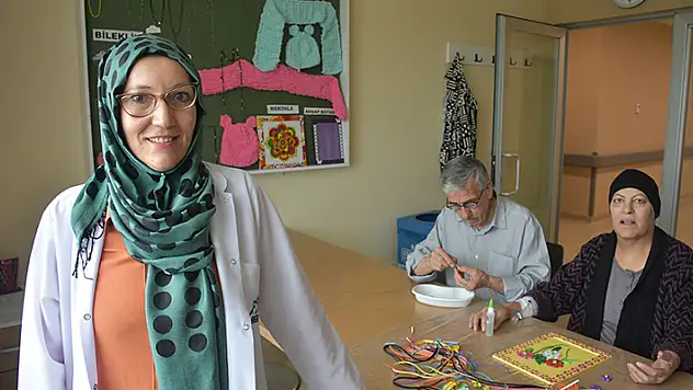 Konya'da annesi de kanser tedavisi gören Büşra öğretmen hastalara moral oluyor
