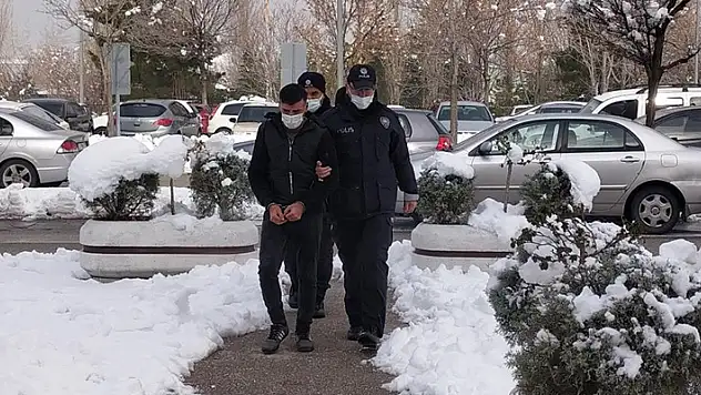 Konya'da annesini öldürmeye giderken polisin yakaladığı şahıs adliyeye sevk edildi
