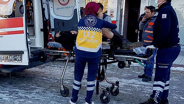 Konya'da apartman girişinde pompalı tüfek bulan çocuk, yanlışlıkla bir iş yerinin sahibini yaraladı