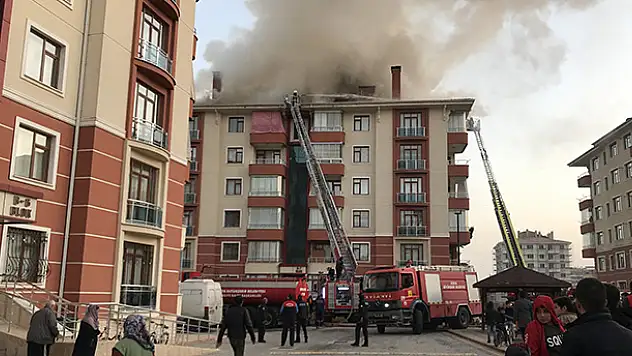 Konya'da apartmanın çatı katında çıkan yangın maddi hasara neden oldu
