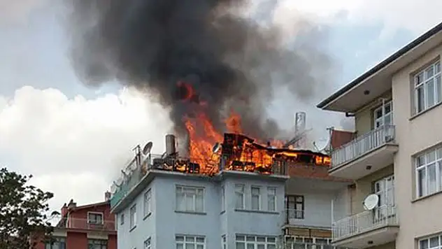 Konya'da apartmanın çatısı alev alev yandı