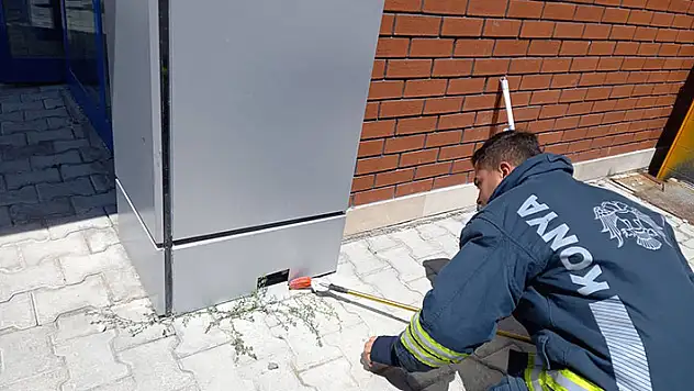 Konya'da apartmanın su borusuna giren yılan, itfaiye ekiplerince çıkarıldı
