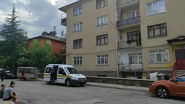 Konya'da apartmanın terasından düşen genç ağır yaralandı
