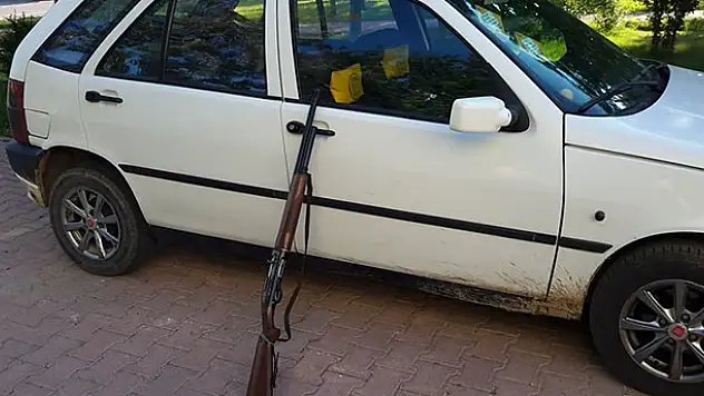 Konya'da araba farıyla kara avcılığı yapanlara suçüstü