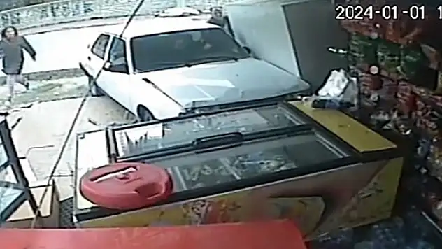 Konya'da araba kullanmayı öğrenen sürücü büfeye daldı
