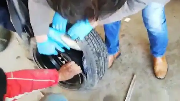Konya'da araç lastiğinde uyuşturucu sevkiyatı yapanlar polisten kaçamadı
