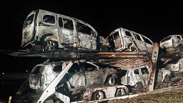 Konya'da araç taşıyan tır yandı