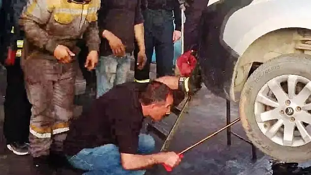 Konya'da aracın motoruna giren yılanı itfaiye çıkardı
