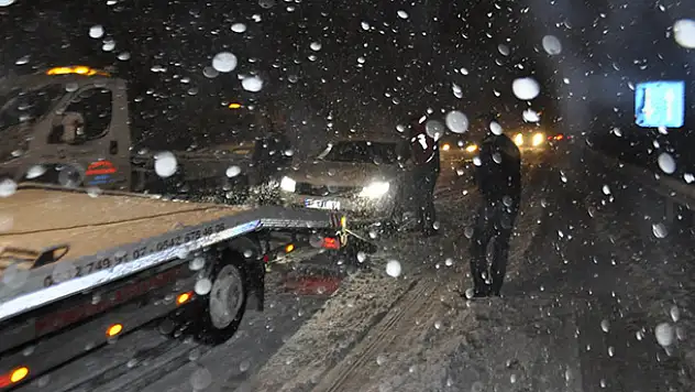 Konya'da araçlar kar nedeniyle yolda kaldı