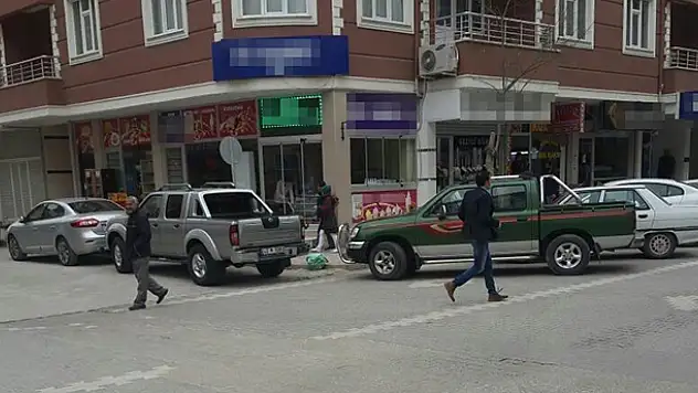 Konya'da araçların kaldırım işgaline tepki