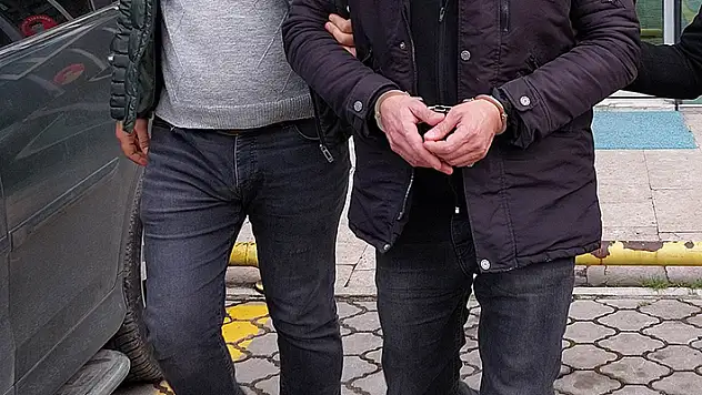 Konya'da araçlarında uyuşturucu ele geçirilen 2 zanlı tutuklandı
