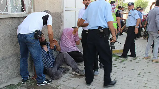 Konya'da arkadaşları vurulan pazarcı esnafı ev bastı: 4 yaralı