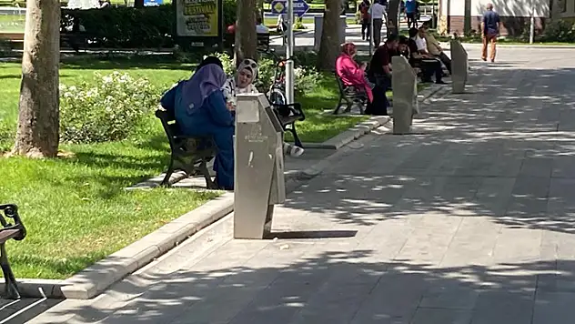 Konya'da aşırı sıcaktan bunalanlar park ve bahçelerde serinledi