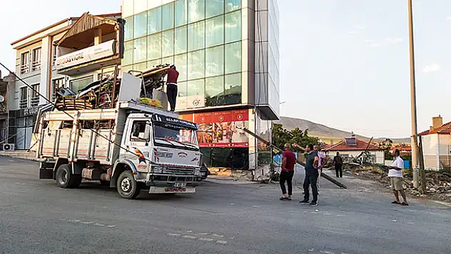Konya'da aşırı yük taşıyan kamyonet telefon direğini devirdi