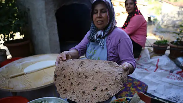 Konya'da asırlık gelenek! Armut unundan ekmek