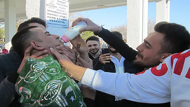 Konya'da askerler biberonla süt içererek yola çıktı