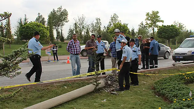 Konya'da aydınlanma direği otomobilin üzerine devrildi: 1 ölü