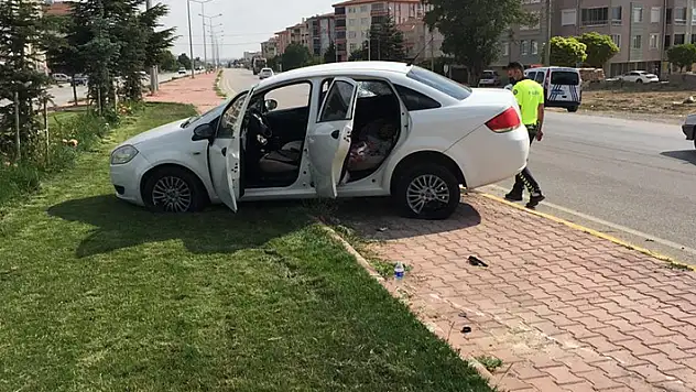 Konya'da aydınlatma direğine çarpan otomobilde 2 kişi yaralandı
