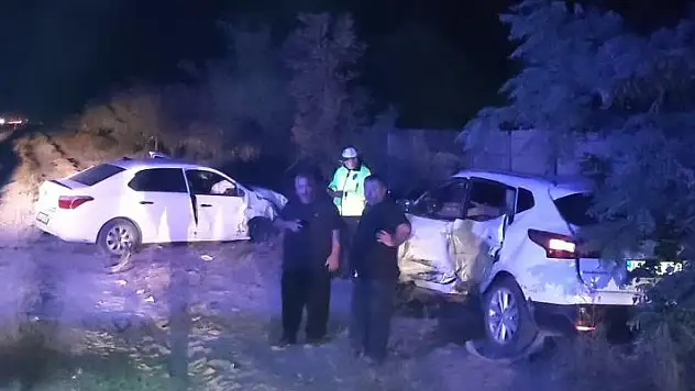 Konya'da aynı yönde seyir halindeki 2 aracın çarpışması sonucu 3 kişi yaralandı 