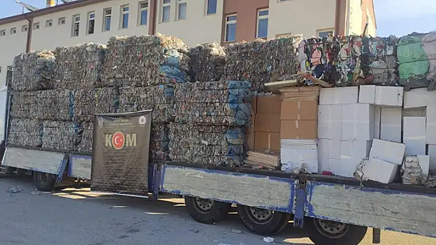 Konya'da baba ve oğlu geri dönüşüm süsü verdiği tırda kaçakçılık yaparken yakalandı