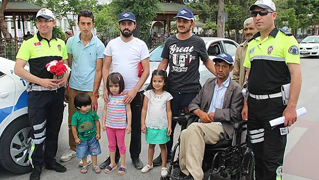 Konya'da babalar günü uygulaması yapan polislere bu kez sürücülerden sürpriz