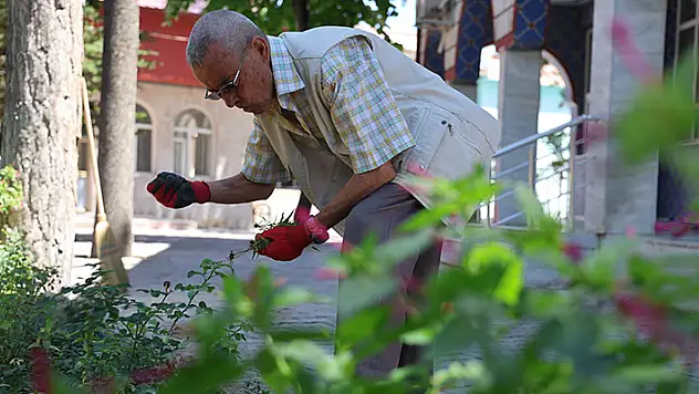 Konya'da babasından miras kalan cami temizliğini 26 yıldır gönüllü olarak özenle devam ettiriyor