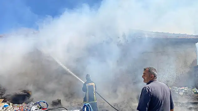 Konya'da bahçeye istiflenen atık malzemeler müstakil evi yaktı

