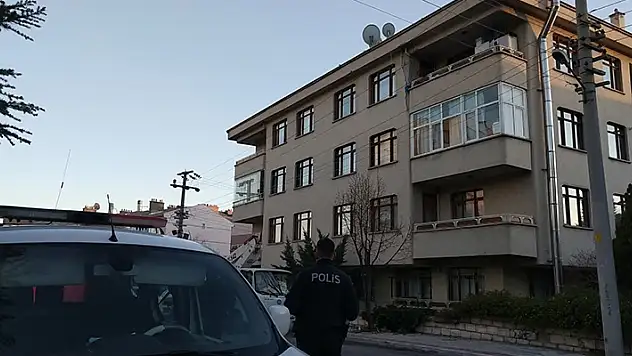 Konya'da balkondan elektrik tellerine metre uzatan çocuk akıma kapıldı