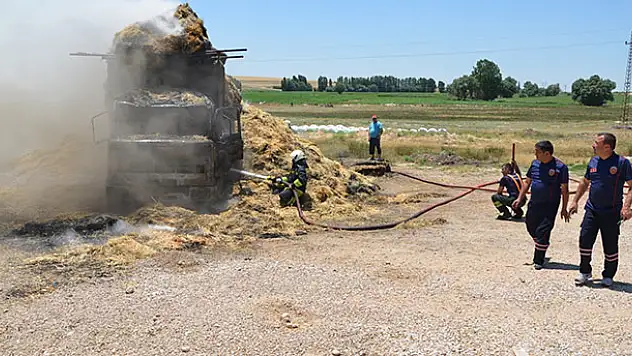 Konya'da balya yüklü kamyon elektrik tellerine takıldı, alev alev yandı