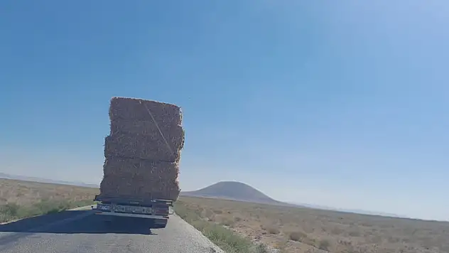 Konya'da balya yüklü tırın tehlikeli yolculuğu böyle görüntülendi!

