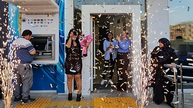 Konya'da banka çalışanı davul zurna eşliğinde oynayarak atılan konfetiler arasında emekli oldu

