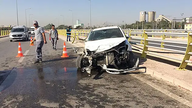 Konya'da bariyer demirleri otomobile ok gibi saplandı: 2 yaralı