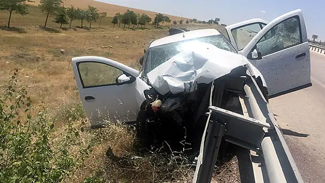 Konya'da bariyer otomobile ok gibi saplandı: 2 yaralı