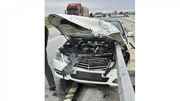 Konya'da bariyere çarpan otomobilin sürücüsü öldü, kızı yaralandı