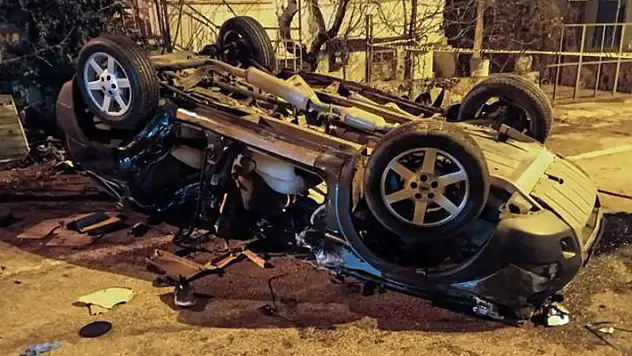Konya'da bariyere çarpıp devrilen otomobildeki 16 yaşındaki 2 genç hayatını kaybetti
