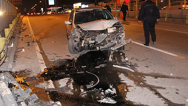 Konya'da bariyerlere çarpan otomobil alt geçide uçtu : 3 yaralı