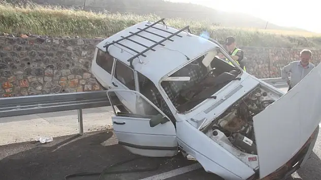 Konya'da bariyerlere çarpan otomobil asılı kaldı: 3 yaralı
