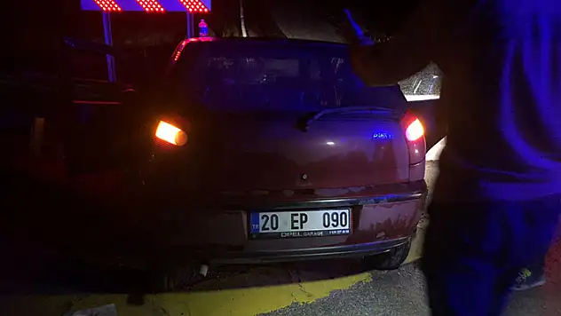 Konya'da bariyerlere çarpan otomobildeki 3 kişi yaralandı
