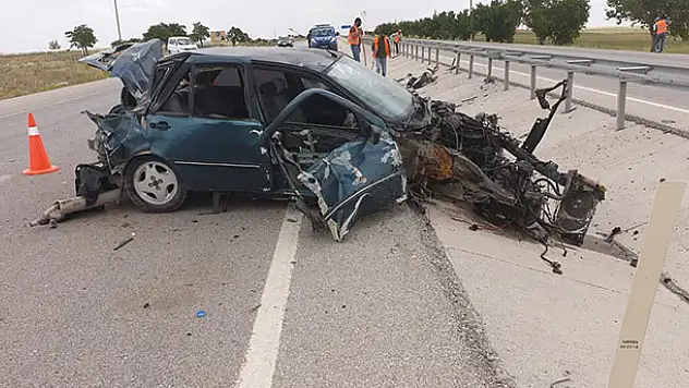 Konya'da bariyerlere çarpan otomobilin sürücüsü yaralandı