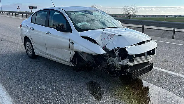 Konya'da bariyerlere çarpan otomobilin sürücüsü yaralandı
