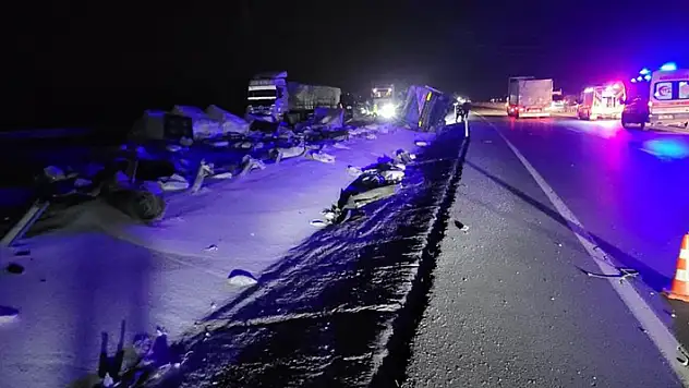 Konya'da bariyerlere çarpan tır devrildi: 2 kardeş hayatını kaybetti
