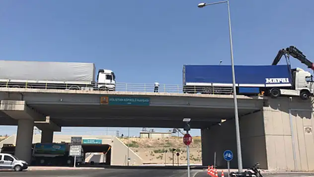 Konya'da bariyerlere çarpan tır, üst geçitte asılı kaldı