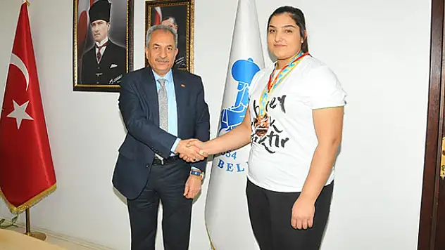 Konya'da Başkan Akkaya Avrupa üçüncüsü sporcuyu altınla ödüllendirdi