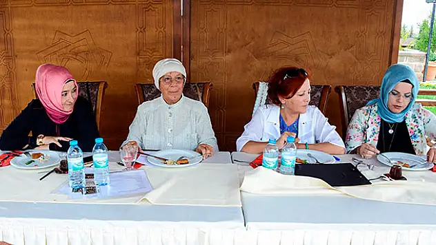 Konya'da bayat ekmekten yemek yarışması yapıldı