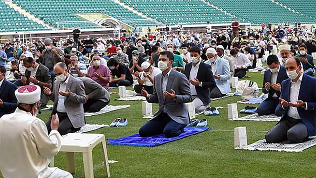Konya'da bayram namazı stadyumda kılındı