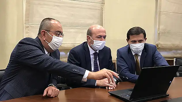Konya'da belediye başkanlarının oyu 'Lastiklerden voleybol sahası'na