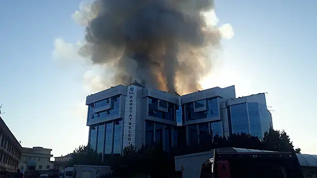 Konya'da belediye binasındaki yangın söndürüldü! Karatay Belediyesindeki yangın hasara yol açtı