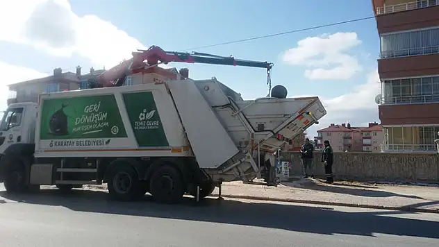 Konya'da belediye ekibinin yeraltı çöp konteynerini çıkarma imtihanı